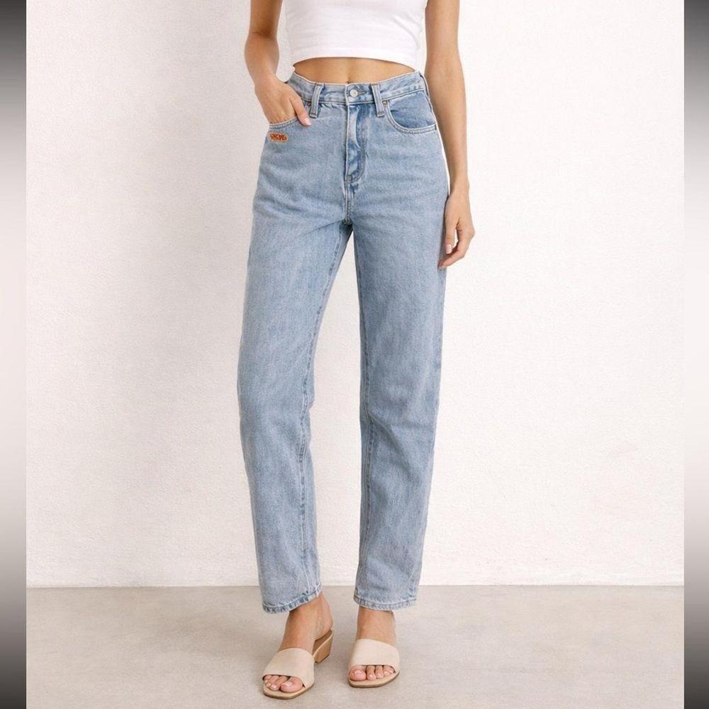 Cool CMPURD retro-style jeans in a classic light wash. Made of 100% cotton, w...
